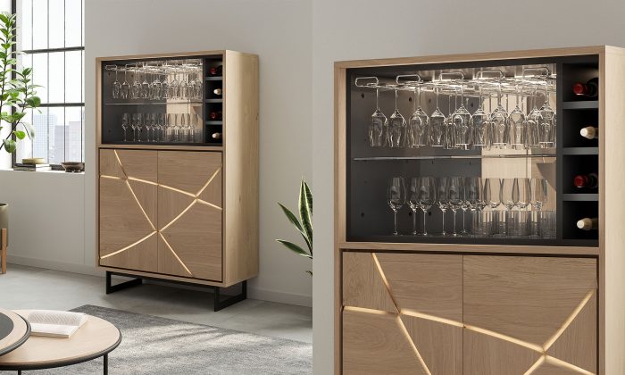 Meuble bar 2 portes et 1 niche. Travail des portes en bois avec ligne courbe souligné par un éclairage LED. Et la partie haute en noir pour mettre en valeur les verres.